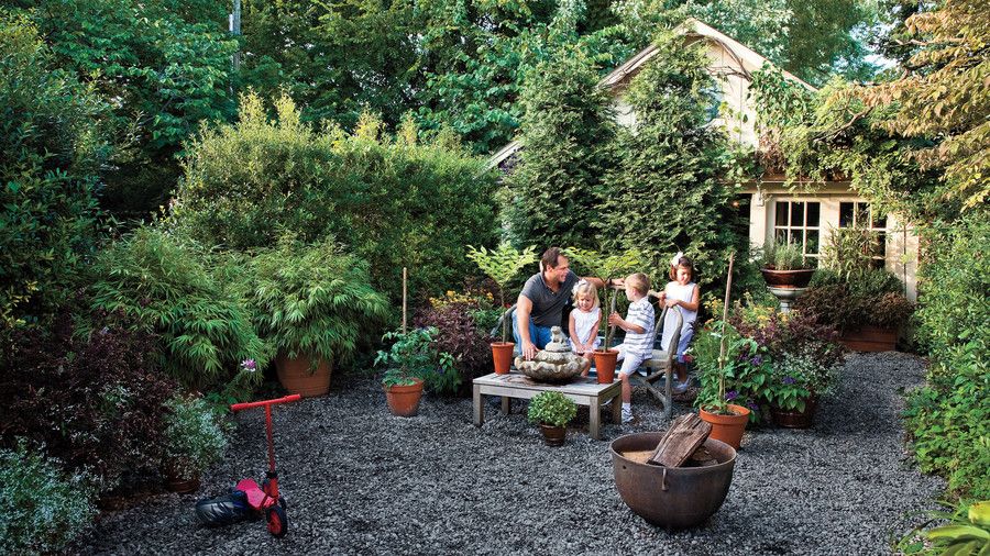 Budget-Friendly Backyard Landscaping: Graveled Courtyard 
