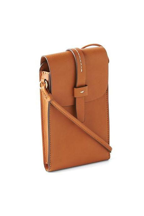 Добави a little retro flair to your game day look with this groovy camel crossbody. The top snaps shut to keep your stadium must-haves secure.