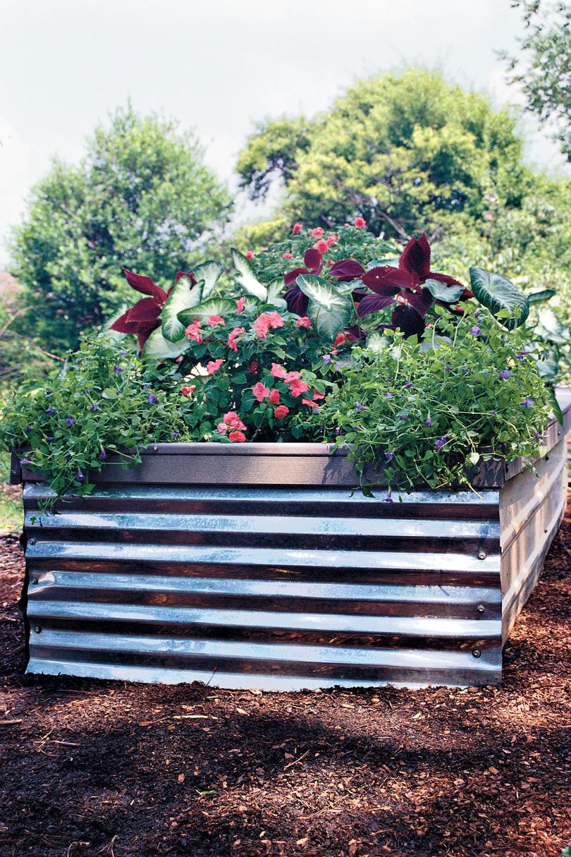 Fácil, Affordable Raised Bed