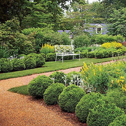 класически Boxwood Garden Path