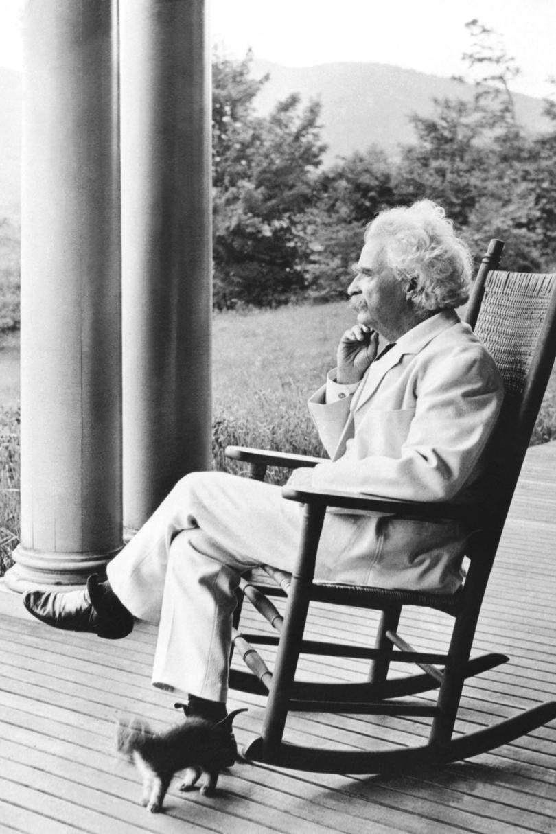 Mærke Twain Sitting in Rocking Chair on Front Porch