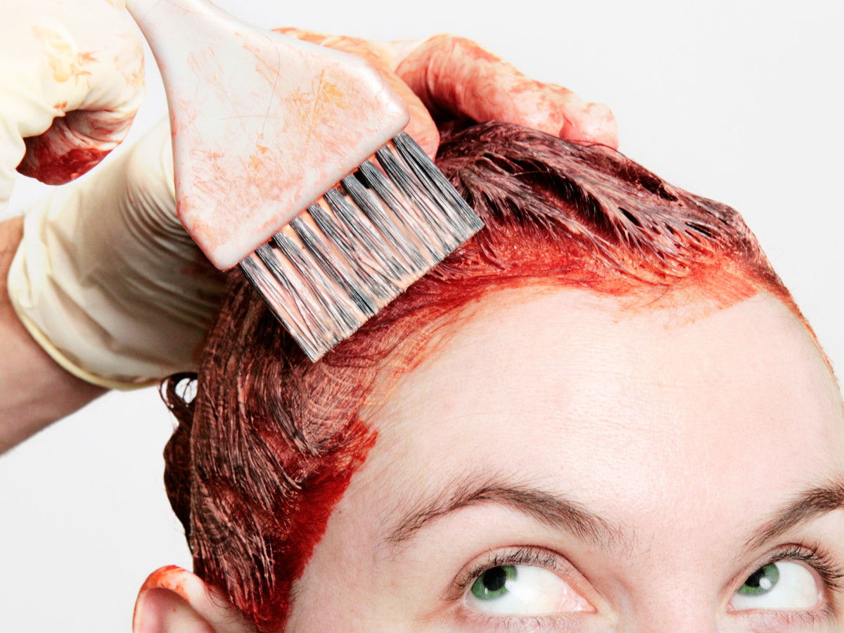 Mujer Dying Hair Red