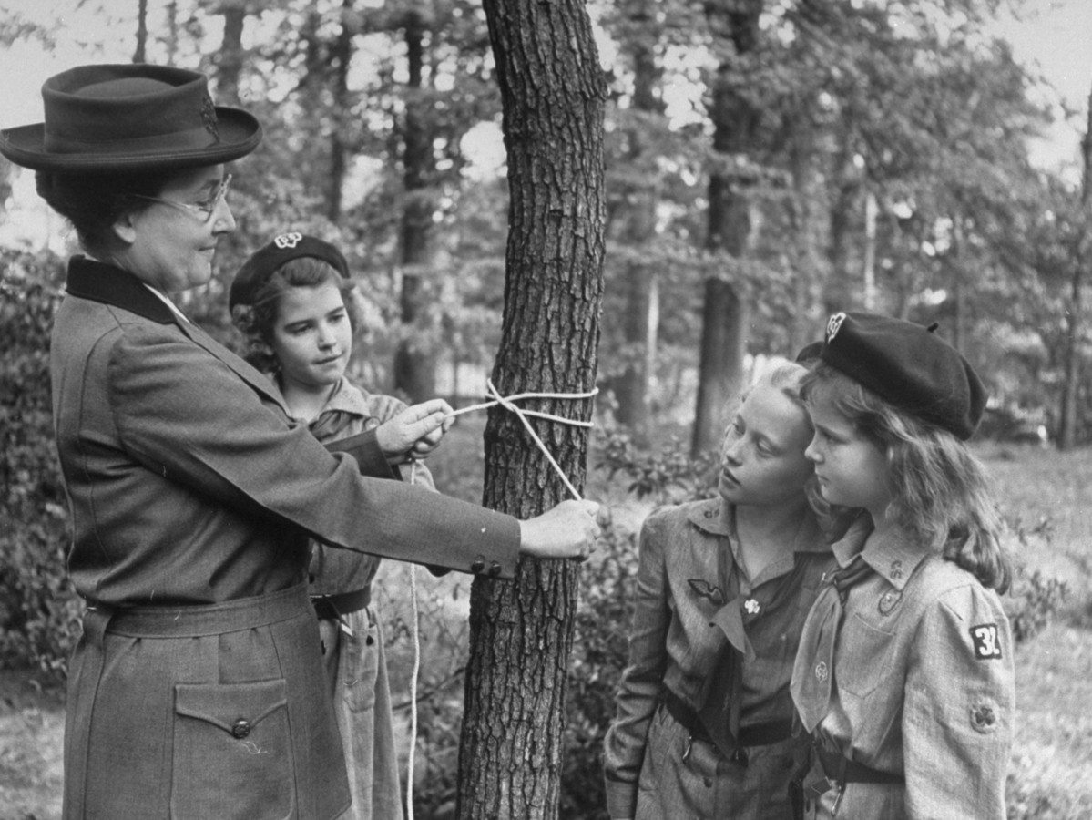 Señora. Samuel G. Laurence Demonstrating Girl Scouts