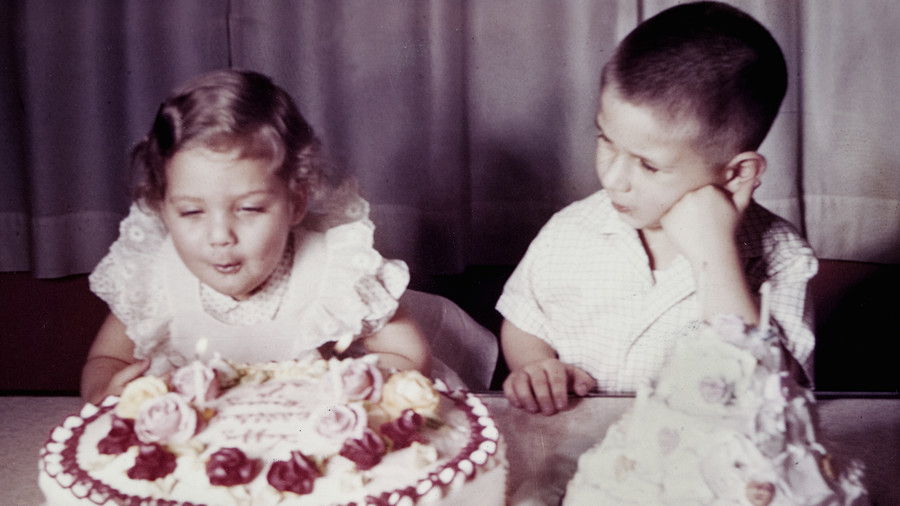 Batoľatá Eating Birthday Cake