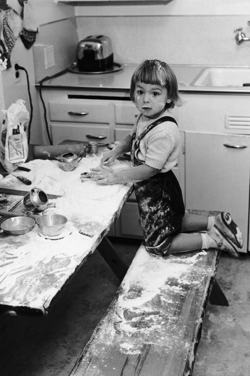 Dítě playing in Flour