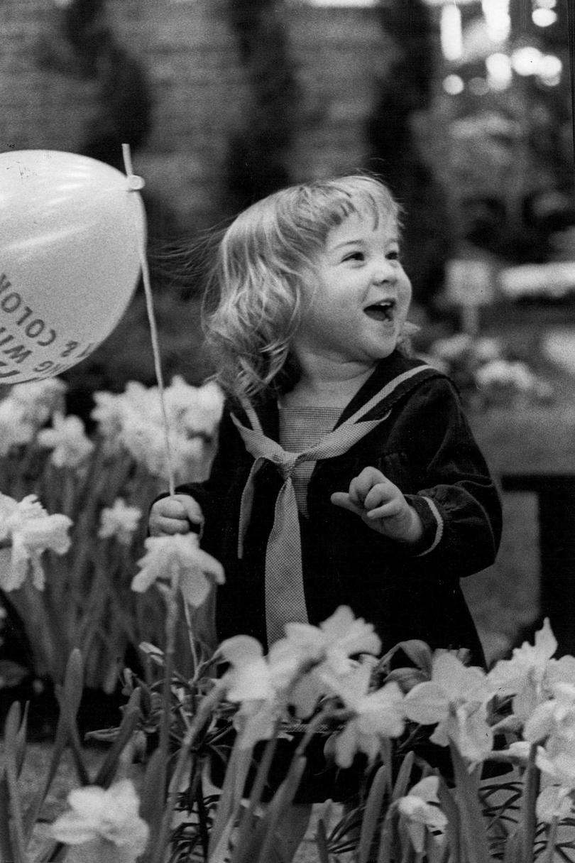 Dítě Playing in Flowers with Balloon