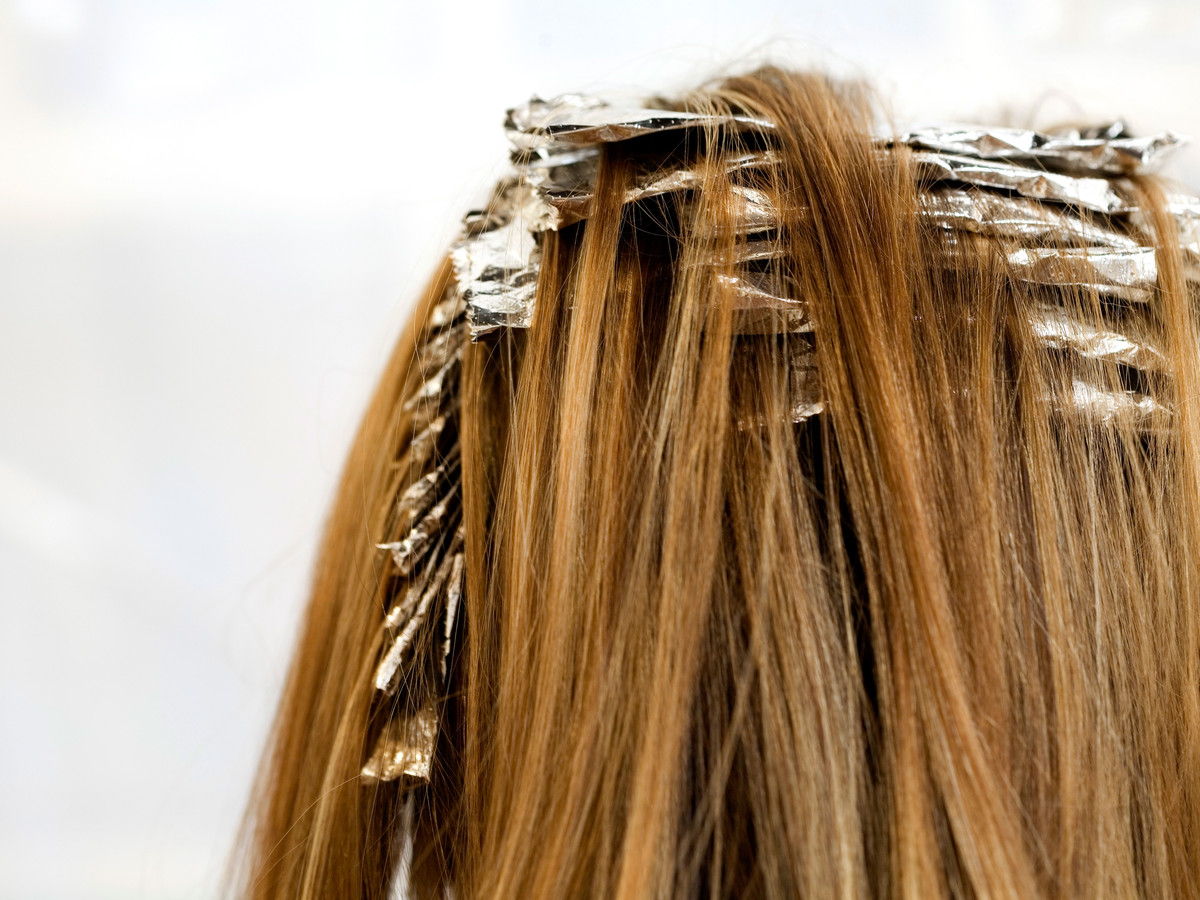 Mujer With Highlight Foils In Her Hair