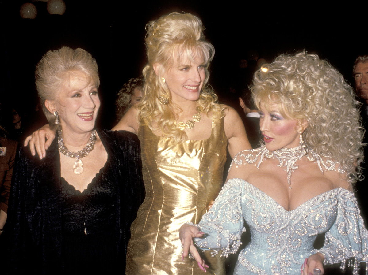 Олимпия Dukakis, Daryl Hannah, and Dolly Parton at the Steel Magnolias Movie Premiere