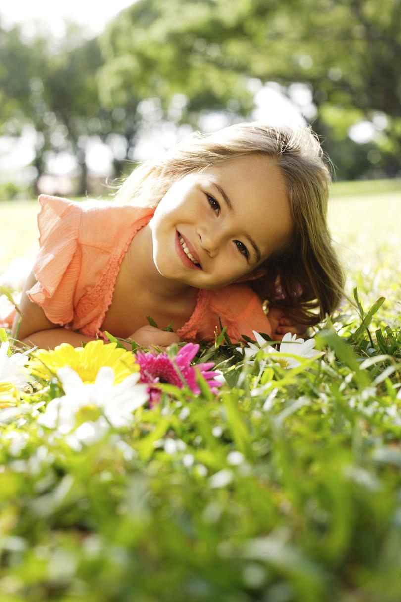 فتاة with Flowers on Grass