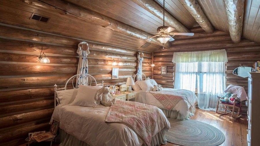 Вашият children will also feel right at home in this cozy and yet spacious log cabin delight. There are three rooms with two beds each in them. Bring the kids and their friends! Slumber parties for days in this house. 