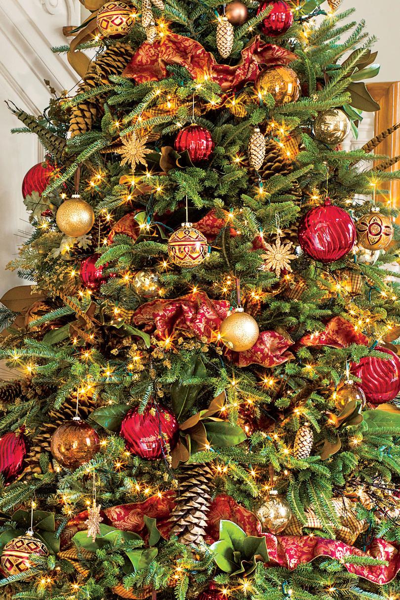 Navidad Tree with Gold Feathers and Pinecones