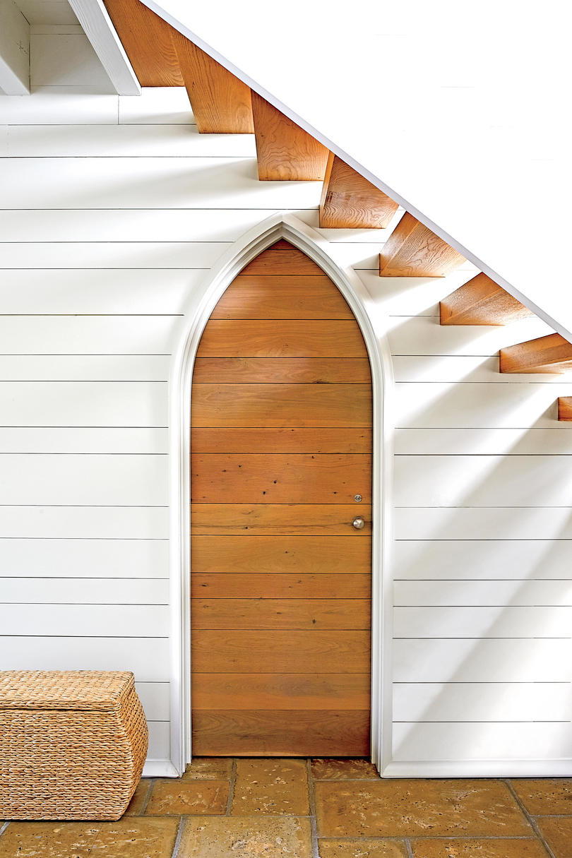 gótico Door Surrounded by White Shiplap