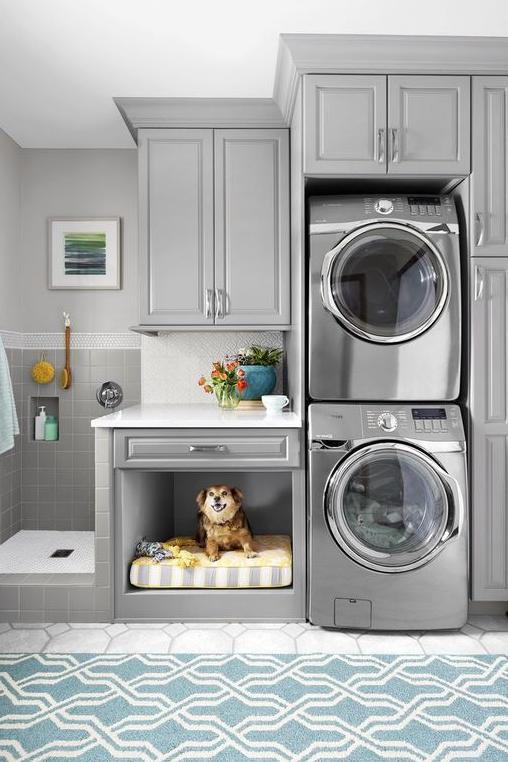 اللون الرمادي Laundry Room with Dog Bed