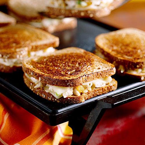 クイック and Easy Dinner Recipes: Grilled Chicken 'N' Cheese Sandwiches