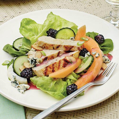 Grilovaný Chicken Salad with Raspberry-Tarragon Dressing