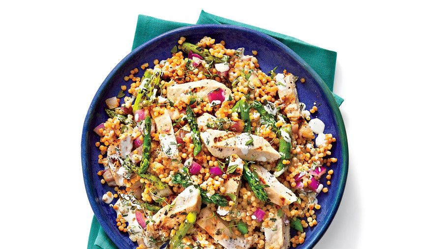 Grilovaný Chicken and Toasted Couscous Salad with Lemon-Buttermilk Dressing