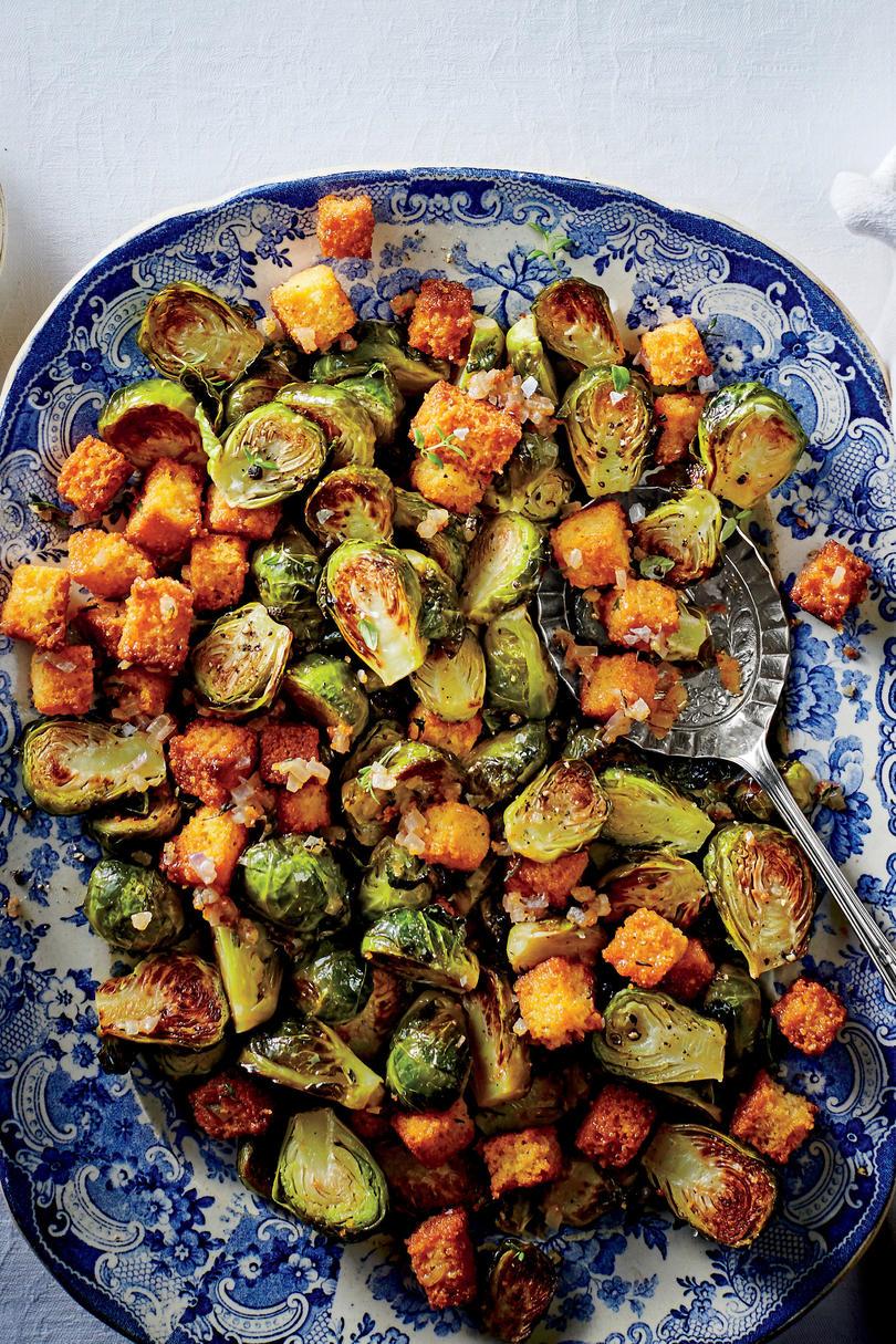 Брюксел Sprouts with Cornbread Croutons 