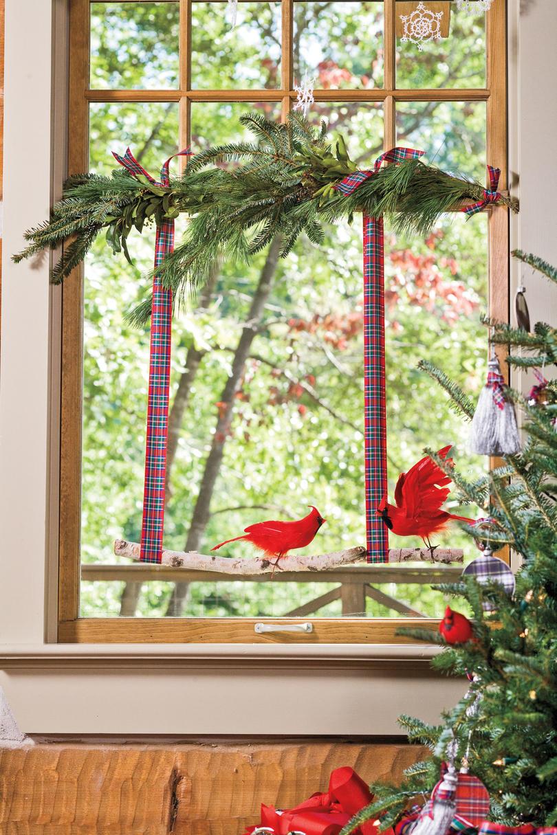 Коледа Decorating Ideas: Cardinal Window
