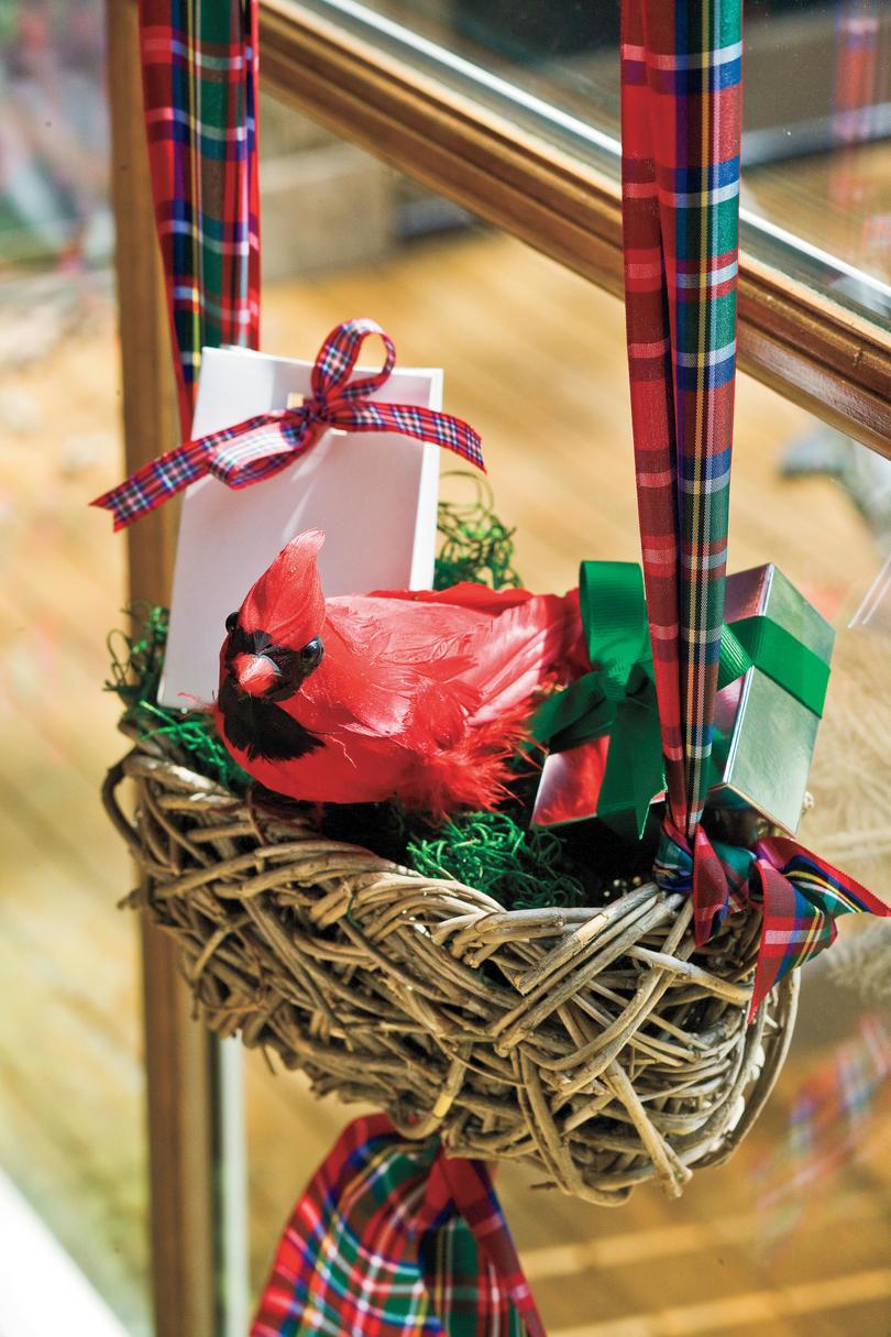 Коледа Decorating Ideas: Cardinal Nest