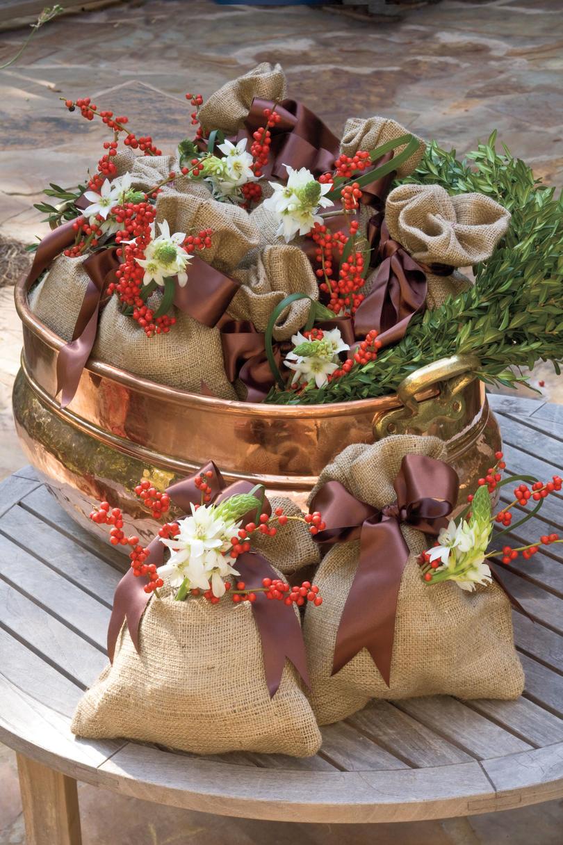 Navidad Decorating Ideas: Burlap Vase Gift