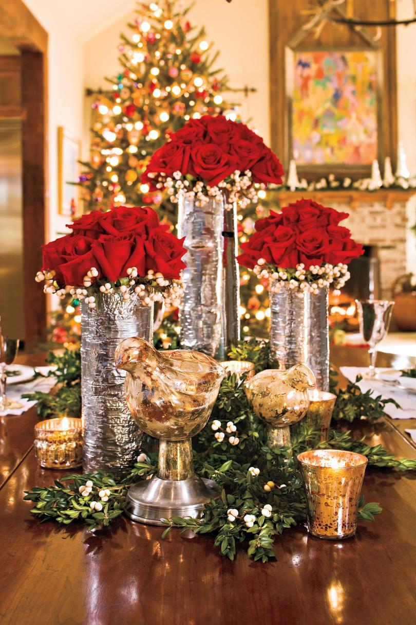 Navidad Decorating: Red Rose Centerpiece