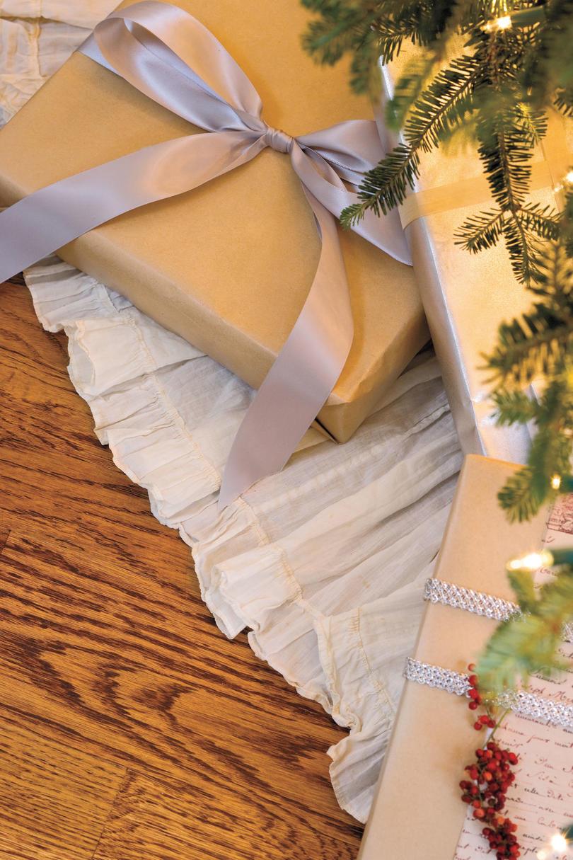 عتيق Christmas Decorations: Tree Skirts