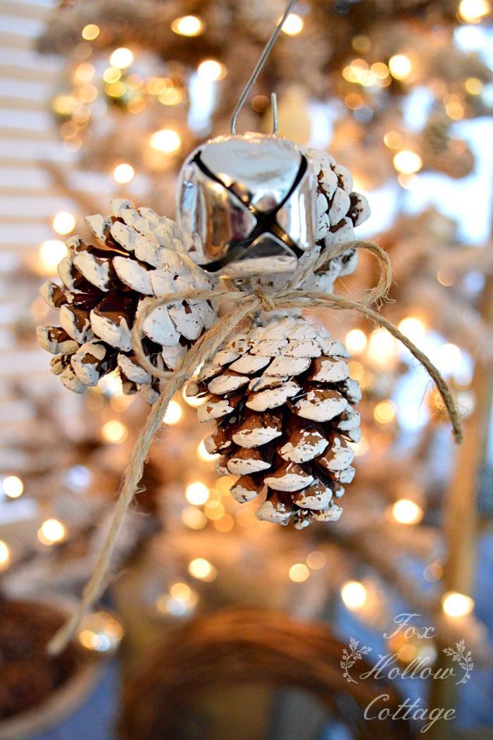 Rustikální Jingle Bell Pinecone Ornament