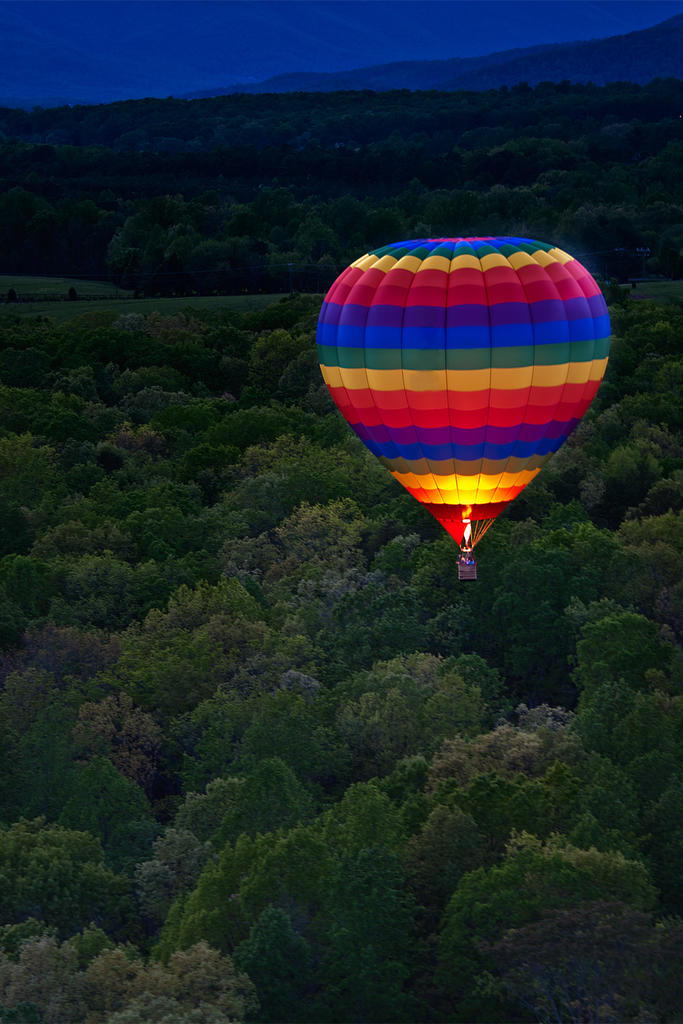 горещ air balloon over Charlottesville, Virginia