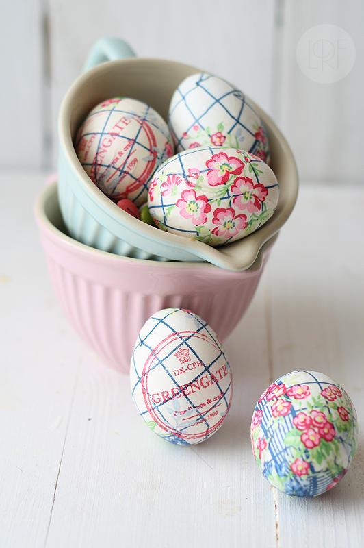 Pascua de Resurrección Eggs Decorated with Napkins that You Can Eat