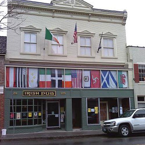 ирландски Pub on Washington Street, Lewisburg, West Virginia 