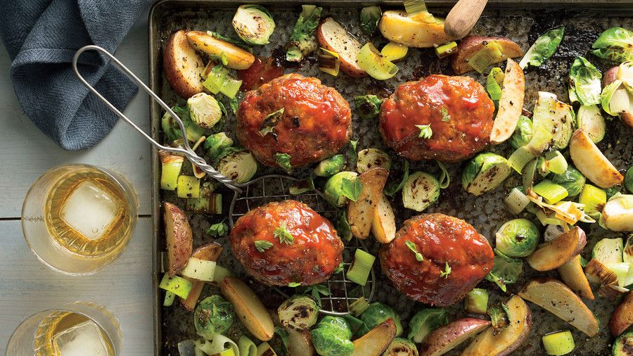 мини Meatloaves with Potatoes, Leeks, and Brussels Sprouts