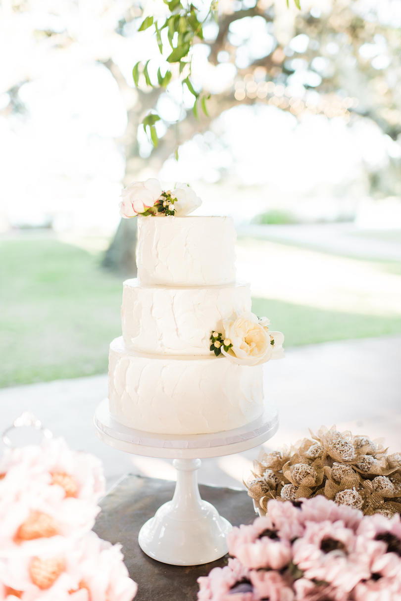تقليدي White Wedding Cake Design
