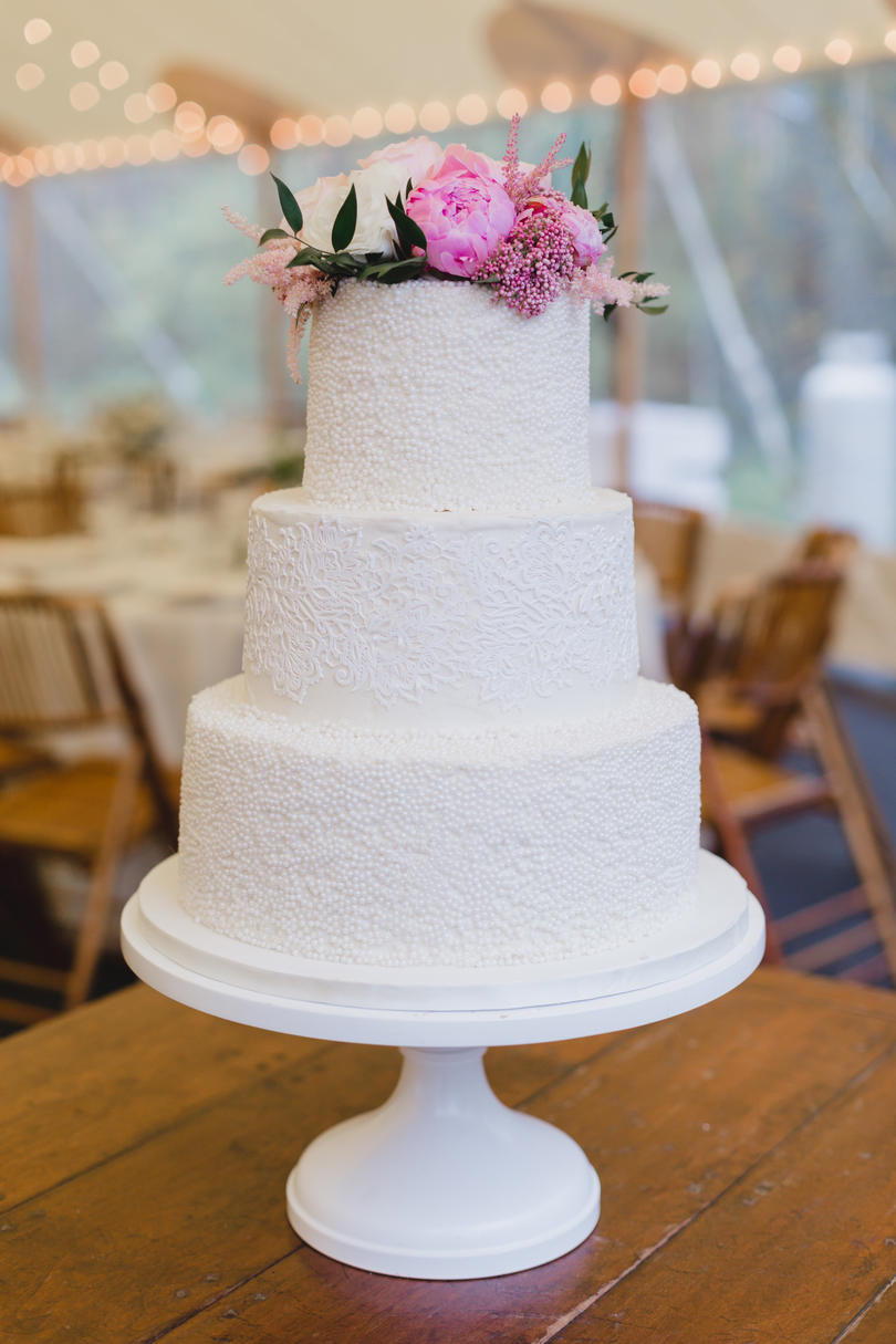 華やかな White Wedding Cake