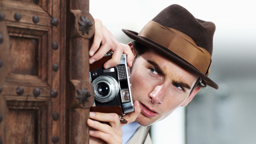رجل taking picture with vintage camera