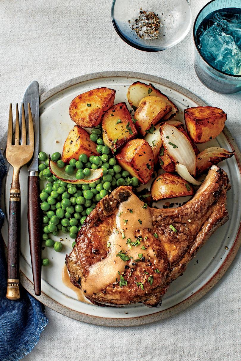 stegt Pork Chops with Peas and Potatoes