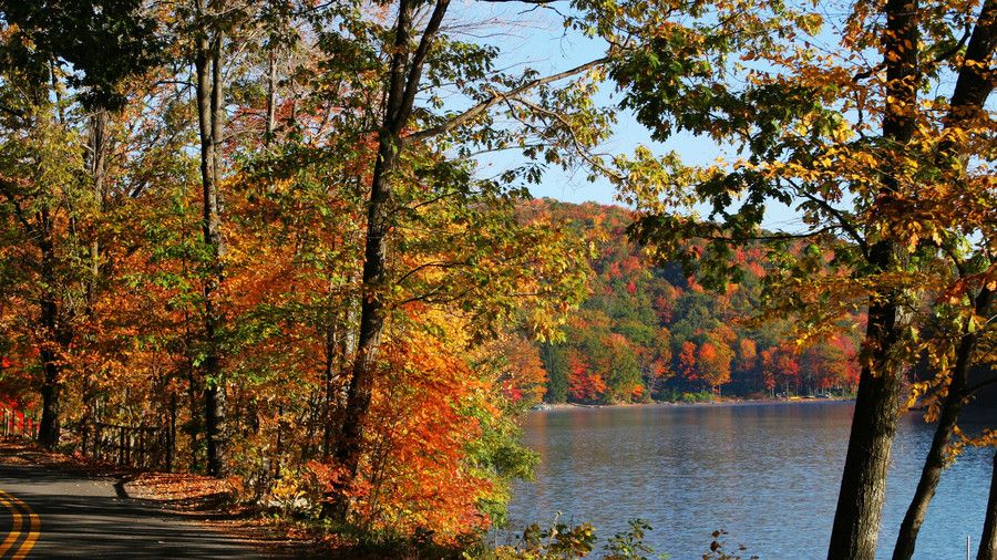 ディープ Creek Lake Fall Color
