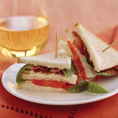 мини Bacon, Tomato, and Basil Sandwiches