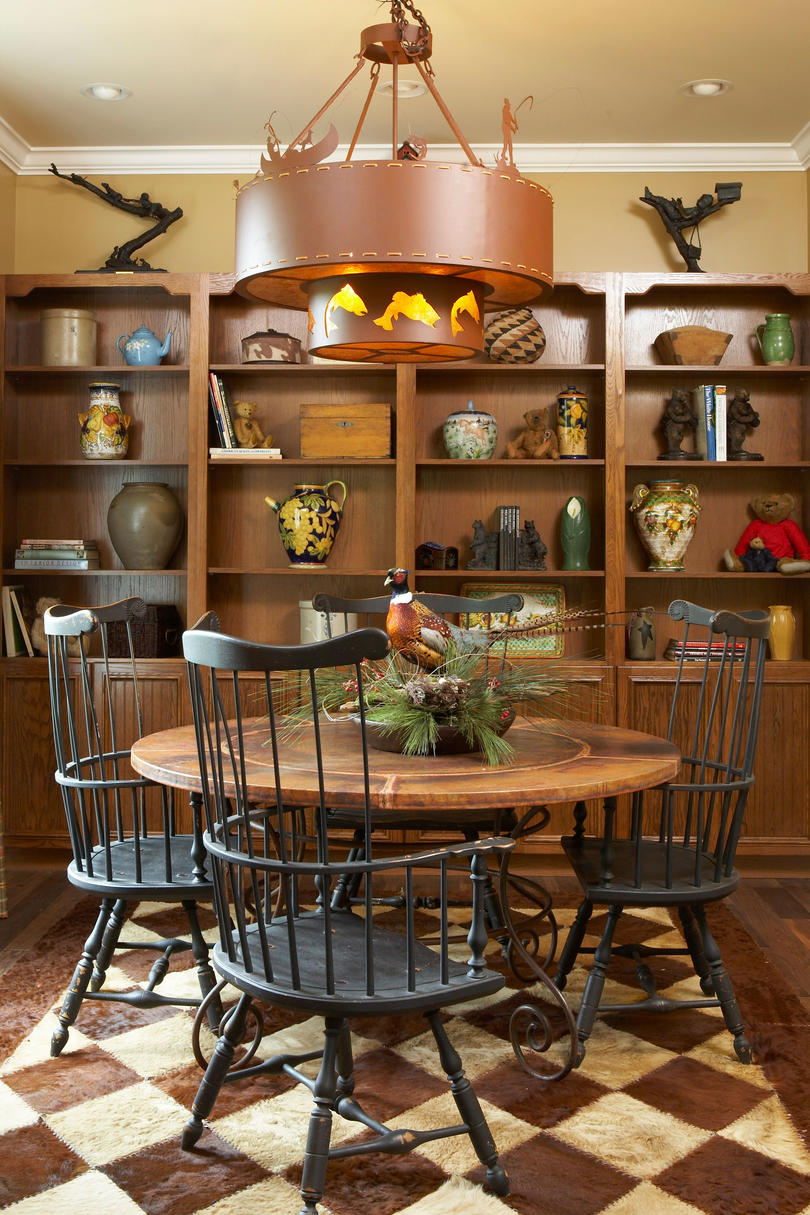 Comida Room With Library Shelves