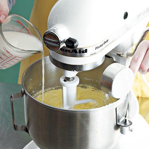 ステップ 3: Add Milk and Flour to Mixture