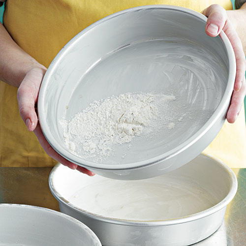 Paso 7: Lightly Coat Pans with Flour