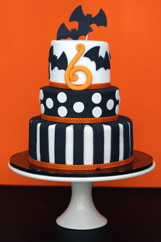 оранжев and Black Halloween Cake