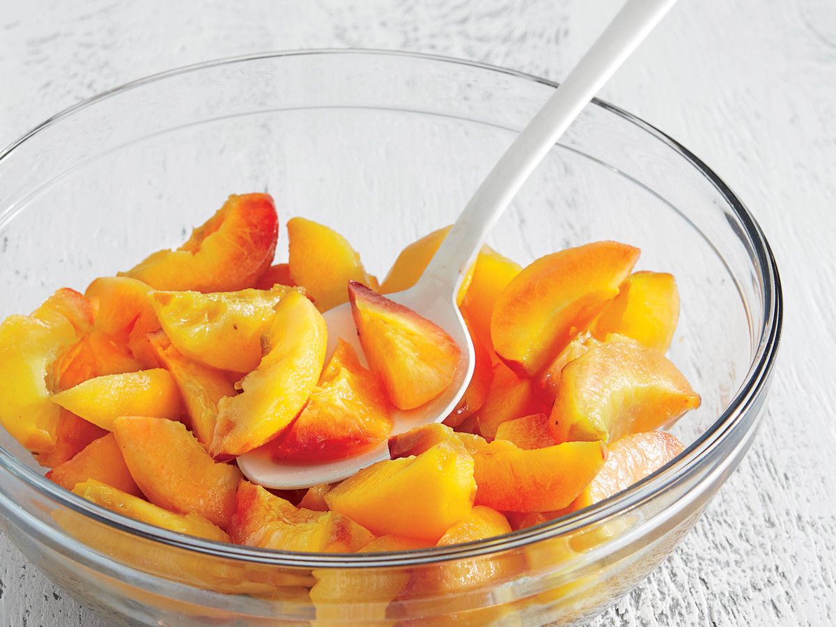 قشر and Slice Peaches for Freezing