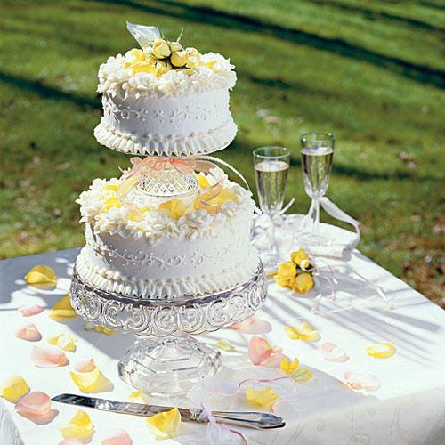 Escalonado Poppy Seed Wedding Cake