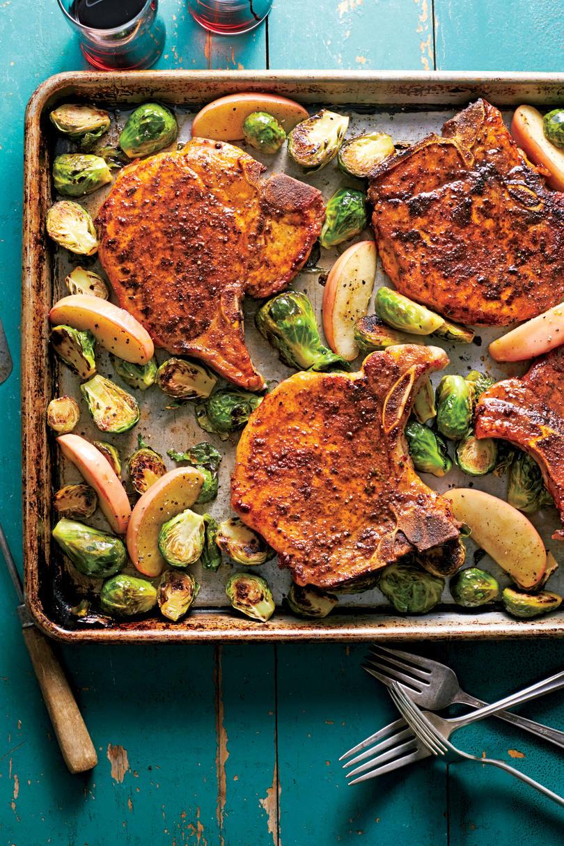 Svinekød Chops with Roasted Apples and Brussels Sprouts