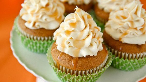 カボチャ Cupcakes With Caramel Cream Cheese Frosting