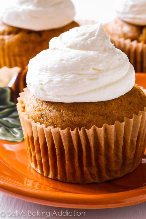 スパイスド Pumpkin Cupcakes with Marshmallow Frosting