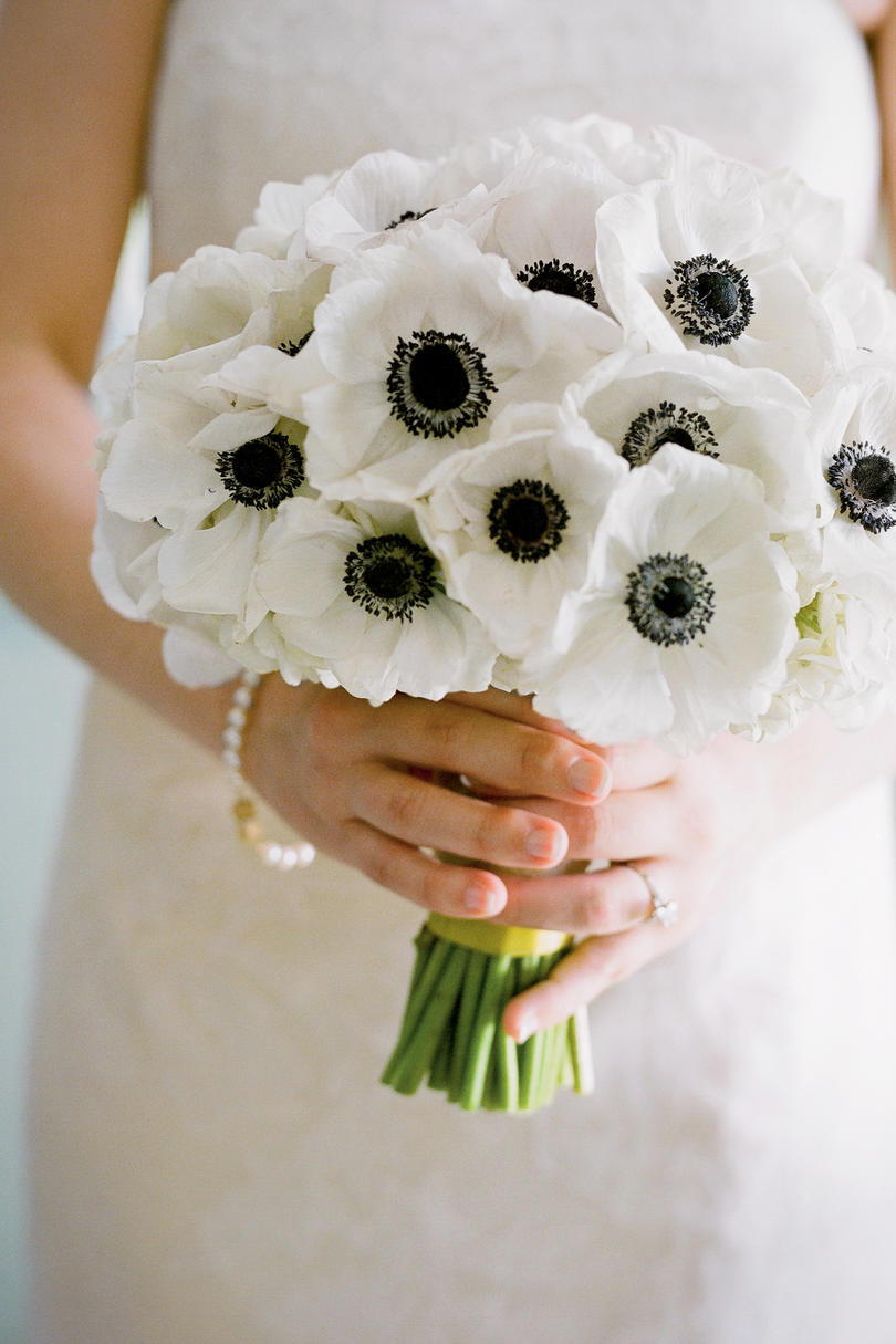 бял Anemones Bouquet