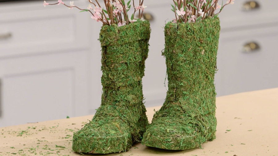 Řemeslo Moss-Covered Rainboot Bouquets 