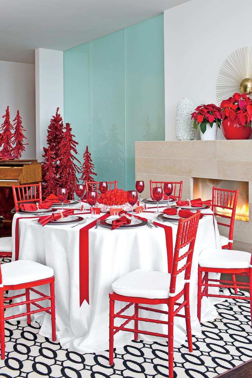 أحمر and White Peppermint Christmas Dining Room