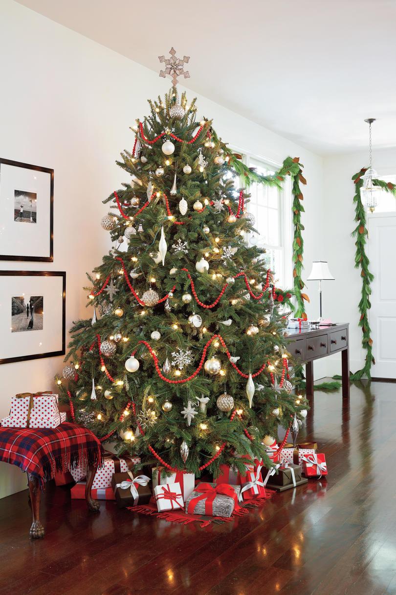 rojo and White Living Room Christmas Tree